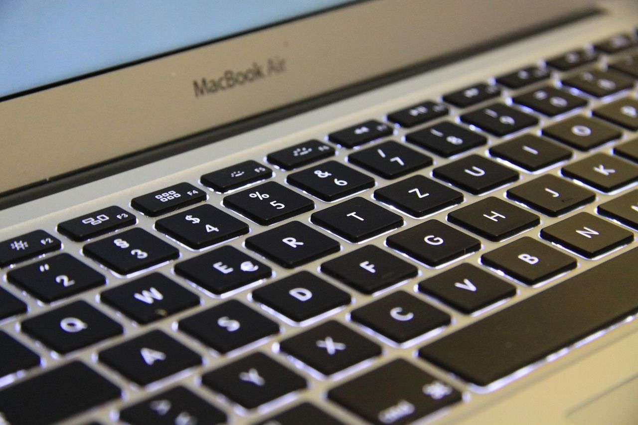 découvrez le macbook air : un ordinateur portable léger, puissant et élégant d’apple. profitez de performances exceptionnelles, d'une autonomie longue durée et d’un design fin, parfait pour travailler et vous divertir partout.