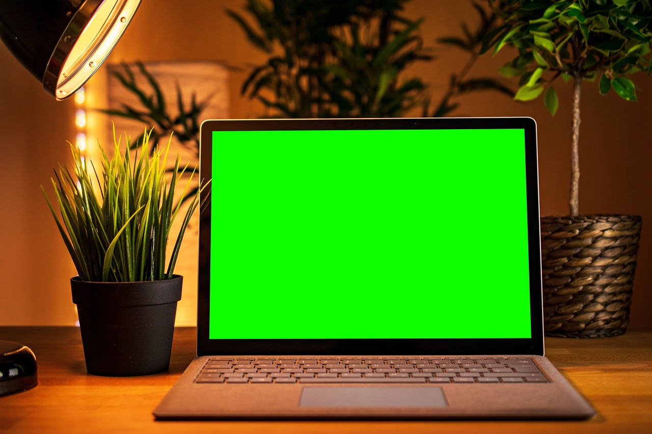 découvrez l'ordinateur portable à triple écran, l'outil idéal pour les professionnels et les passionnés de multitâches. profitez d'une productivité accrue avec trois affichages intégrés, vous permettant de travailler, jouer et créer simultanément sans compromis. idéal pour les graphistes, les développeurs et les utilisateurs exigeants.