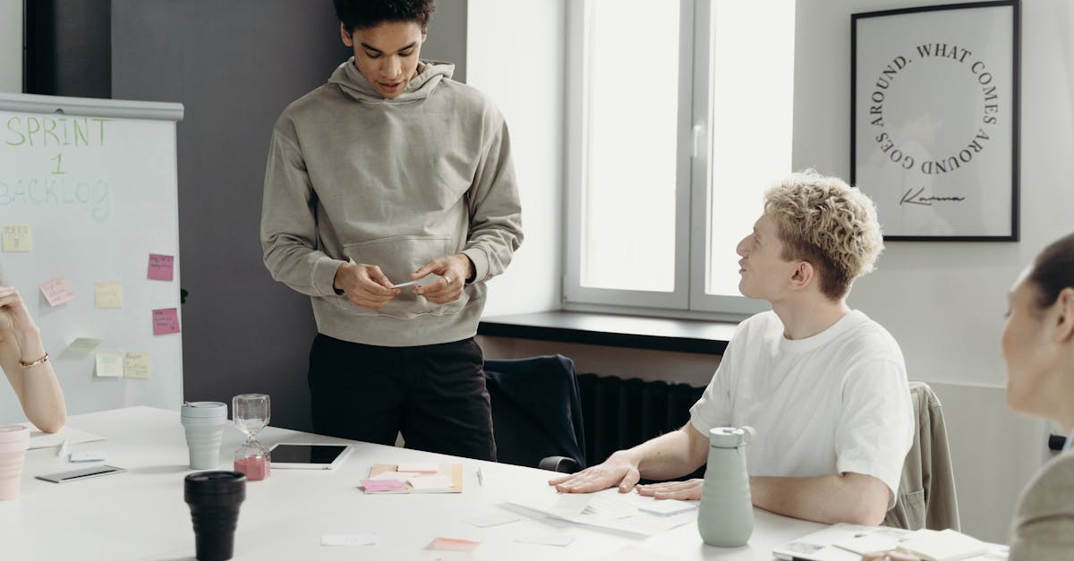 découvrez les principes du scrum, une méthode agile de gestion de projets qui favorise la collaboration, l'adaptabilité et l'efficacité au sein des équipes. apprenez à maximiser la productivité de vos projets grâce aux pratiques du scrum.