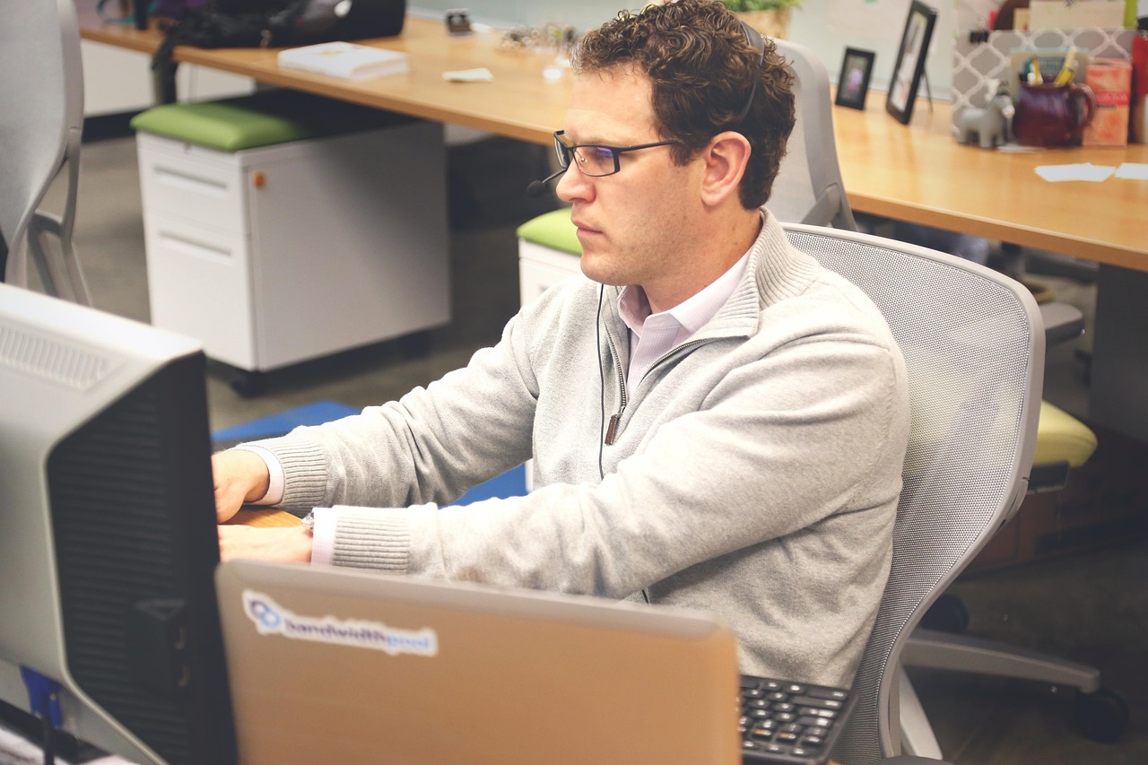découvrez comment les startups technologiques optimisent leur croissance en externalisant leurs services informatiques avec efficacité et innovation.