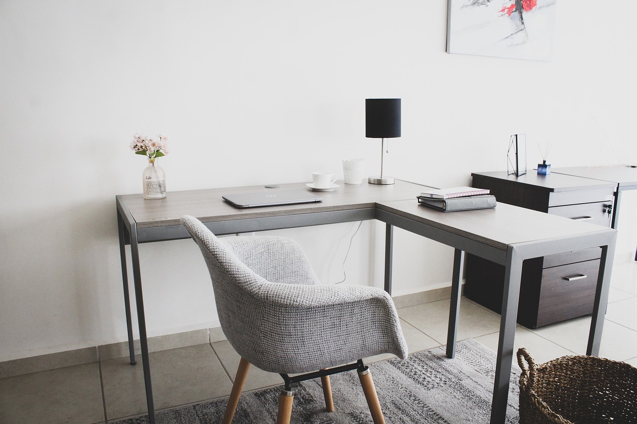 Les essentiels pour le home office : de la chaise au clavier