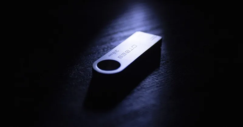 Disque métallique avec trou, sur surface sombre, éclairé par lumière