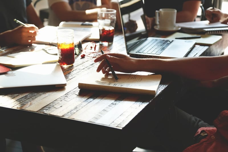 Les raisons actuelles poussant les startups tech à externaliser leur informatique