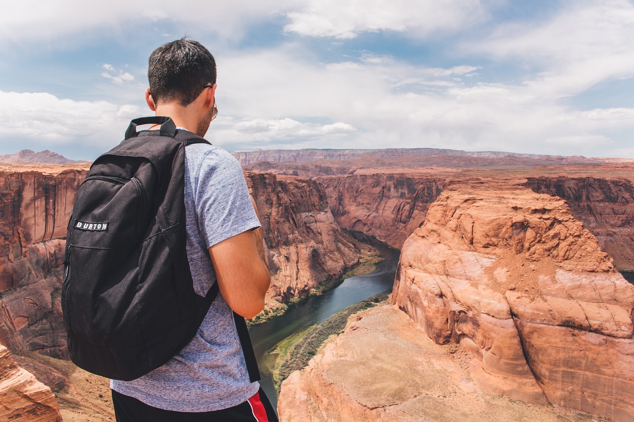 découvrez notre smart backpack, le sac à dos intelligent alliant style, confort et technologie. parfait pour les professionnels en déplacement ou les étudiants, il intègre des fonctionnalités innovantes telles qu'un port de chargement usb, un système anti-vol et un design ergonomique. emportez votre quotidien avec élégance et praticité.