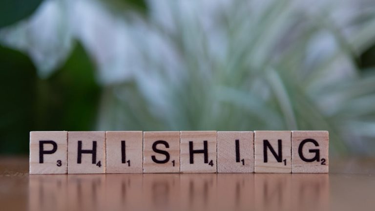 d&eacute;couvrez l'importance de la sensibilisation &agrave; la cybers&eacute;curit&eacute; pour prot&eacute;ger vos donn&eacute;es personnelles et professionnelles. apprenez des strat&eacute;gies essentielles pour pr&eacute;venir les menaces en ligne et am&eacute;liorer votre s&eacute;curit&eacute; num&eacute;rique.