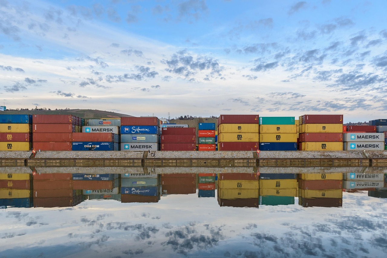 découvrez l'univers des containers : optimisez votre logistique, explorez les types de containers disponibles, et apprenez comment ils révolutionnent le transport de marchandises à l'échelle mondiale.