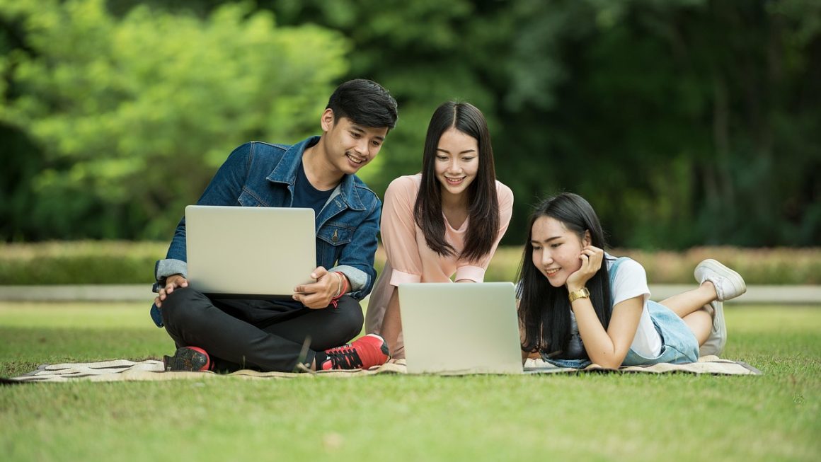 découvrez les meilleurs laptops : comparatifs, conseils d'achat et dernières nouveautés pour trouver l'ordinateur portable qui répondra à tous vos besoins, que ce soit pour le travail, les études ou le divertissement.