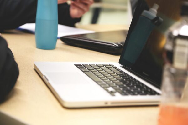 Bureautique nomade : Top 5 des ordinateurs portables pour une productivité sans limites, des marques Acer à Apple