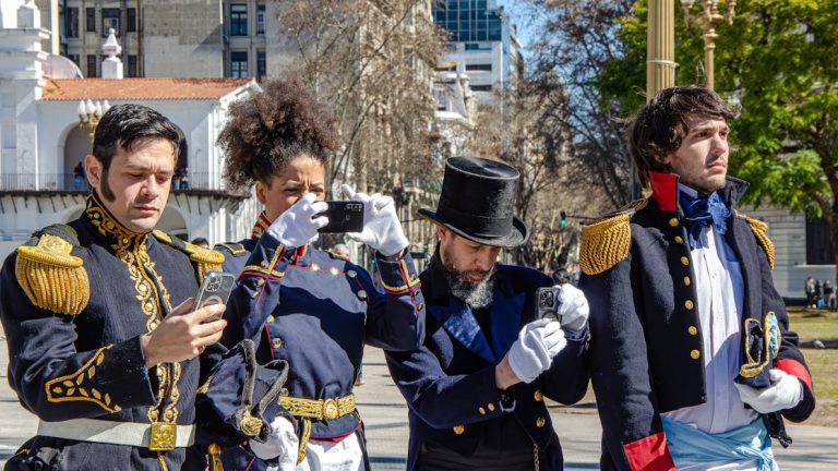 découvrez qui sont les cyberthreat actors, leurs motivations et les techniques qu'ils utilisent pour mener des cyberattaques, ainsi que des conseils pour renforcer votre sécurité en ligne.