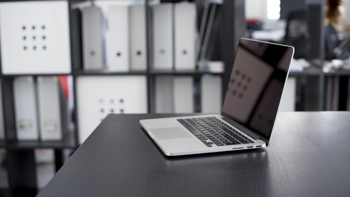 découvrez le macbook air : un ordinateur portable fin et léger, doté d'une autonomie exceptionnelle et de performances avancées pour travailler, étudier ou se divertir où que vous soyez.