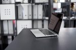 découvrez le macbook air : un ordinateur portable fin et léger, doté d'une autonomie exceptionnelle et de performances avancées pour travailler, étudier ou se divertir où que vous soyez.