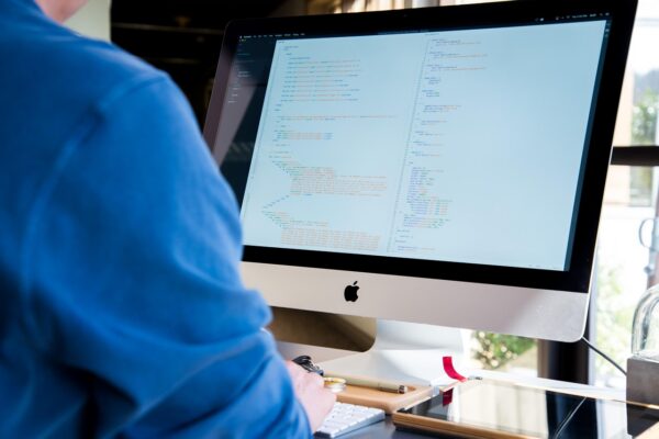Technologie et relations humaines au bureau : vers un équilibre attentif ?
