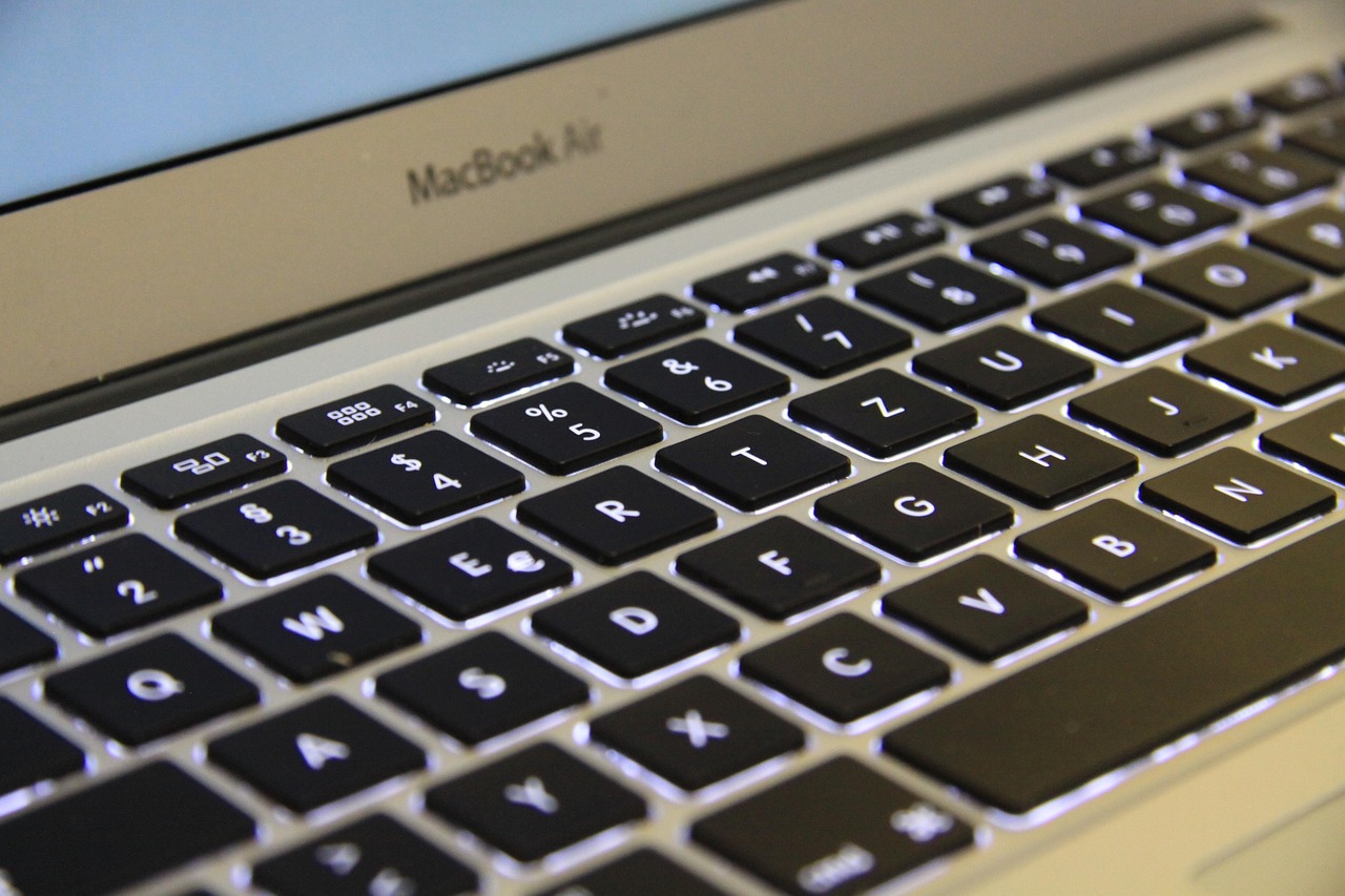 découvrez le macbook air : un ordinateur portable léger, puissant et élégant d’apple. profitez de performances exceptionnelles, d'une autonomie longue durée et d’un design fin, parfait pour travailler et vous divertir partout.