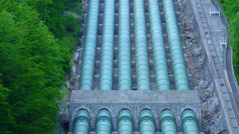 Exploration en Thaïlande : Une visite éclairante du Directeur général à l’Institut d’hydro-informatique et dans un village modèle de gestion des ressources en eau