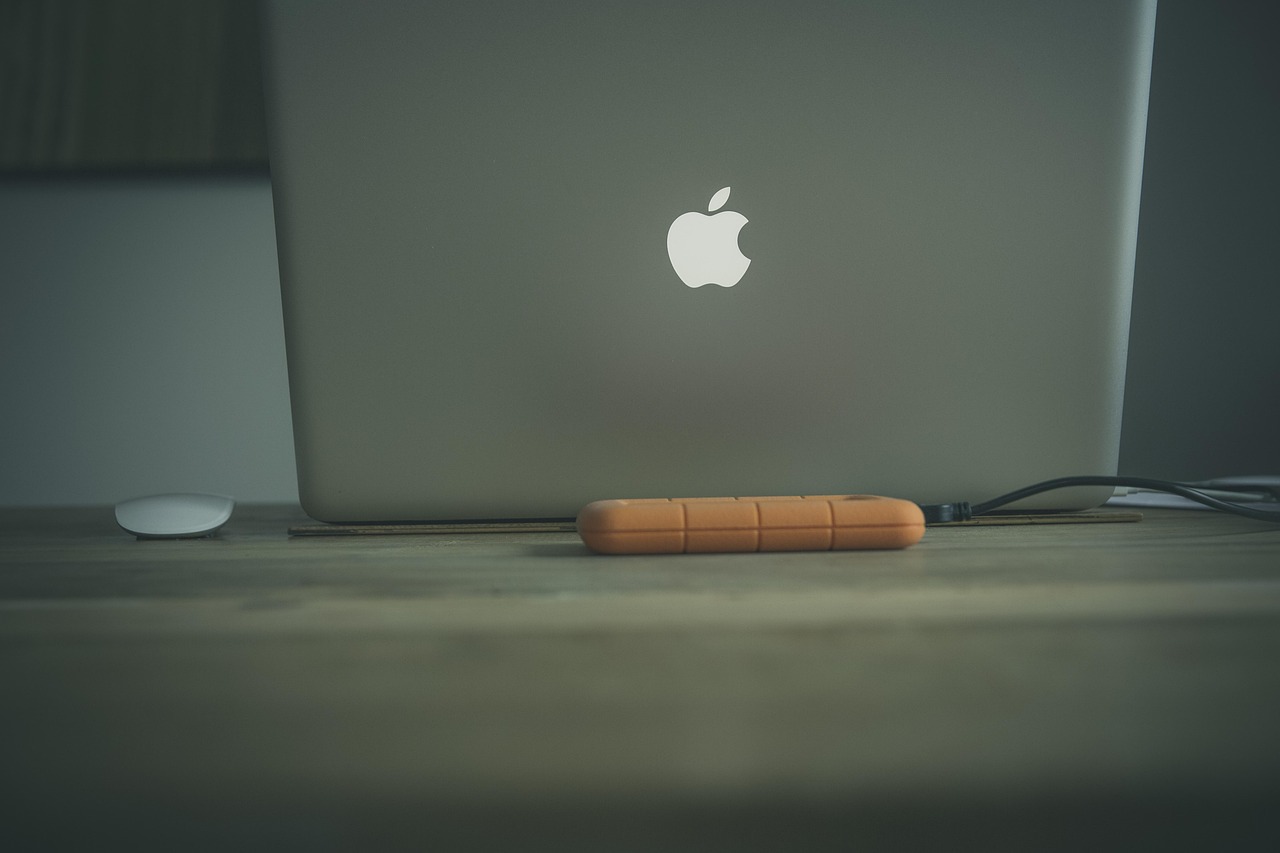 découvrez le macbook air : un ordinateur portable ultra-léger, élégant et puissant, idéal pour le travail, les études et le divertissement. profitez d'une autonomie exceptionnelle et de performances rapides, le tout dans un design épuré signé apple.