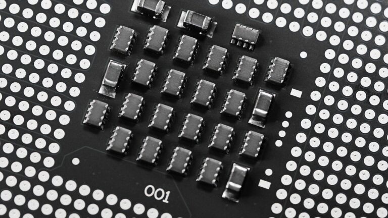 d&eacute;couvrez le mini pc ultra-puissant &eacute;quip&eacute; du processeur intel core ultra 9 285h, optimis&eacute; par l'intelligence artificielle pour des performances exceptionnelles et une efficacit&eacute; in&eacute;gal&eacute;e.