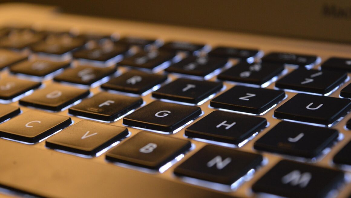 d&eacute;couvrez le macbook air : design &eacute;l&eacute;gant, performance exceptionnelle et autonomie longue dur&eacute;e pour accompagner toutes vos journ&eacute;es.