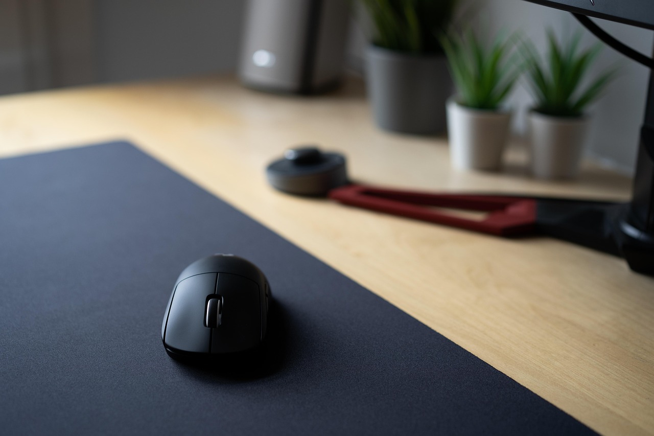 découvrez notre xxl mouse pad offrant une surface extra-large pour un confort optimal et une précision accrue lors de vos sessions de travail ou de jeu.
