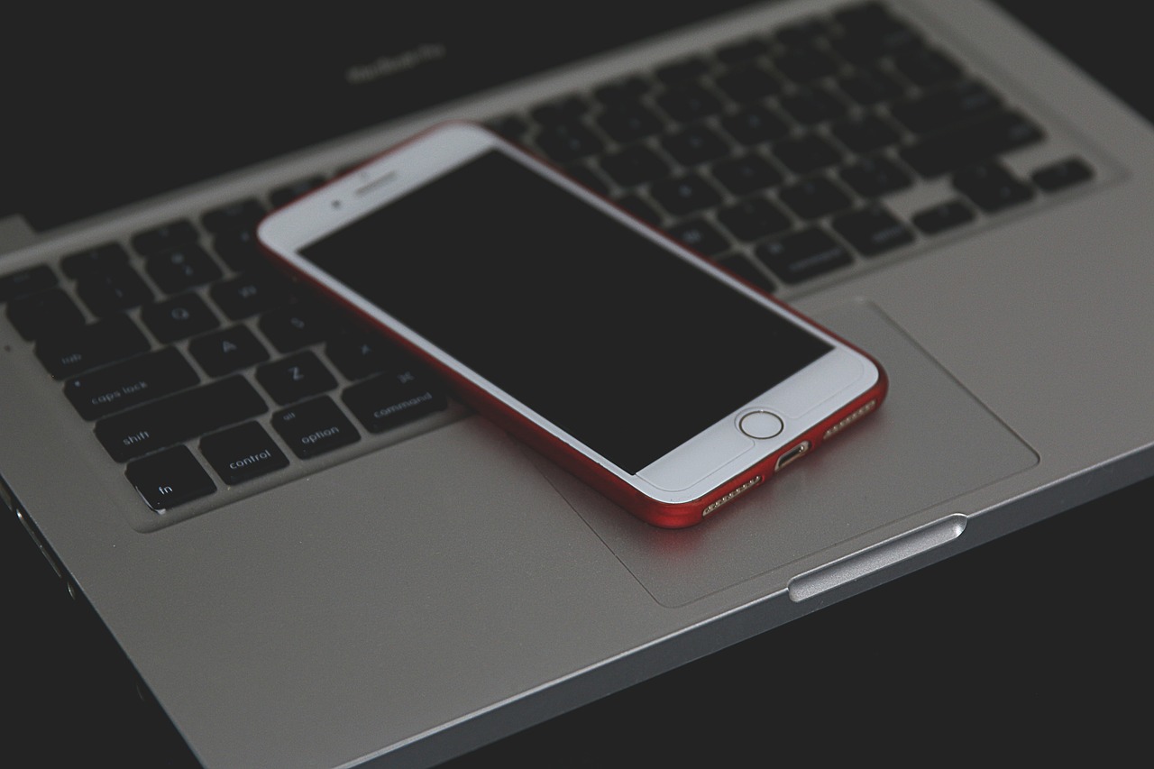 d&eacute;couvrez le macbook pro, l'ordinateur portable puissant et &eacute;l&eacute;gant d'apple, id&eacute;al pour les professionnels et les cr&eacute;atifs &agrave; la recherche de performance et de qualit&eacute;.